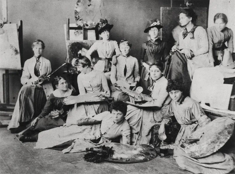 Unbekannt, Käthe Schmidt (sitzend, Zweite von rechts) in der Münchner Malklasse von Ludwig Herterich, um 1889